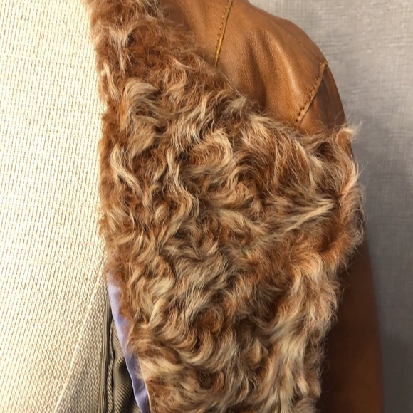 Gorgeous Cache 100% lamb leather jacket. The inside is polyester and lamb fur. - Picture 6 of 9